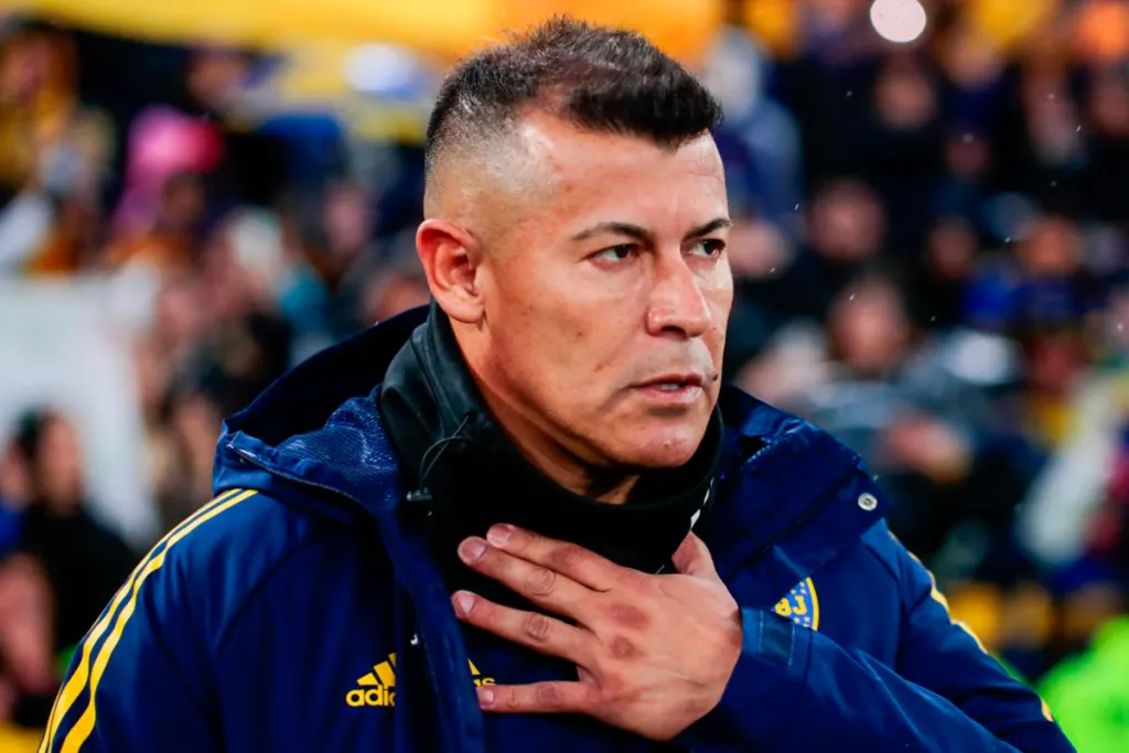 Jorge Almirón se toma su cuello en pleno partido dirigiendo al equipo de Boca Juniors durante la temporada 2023.