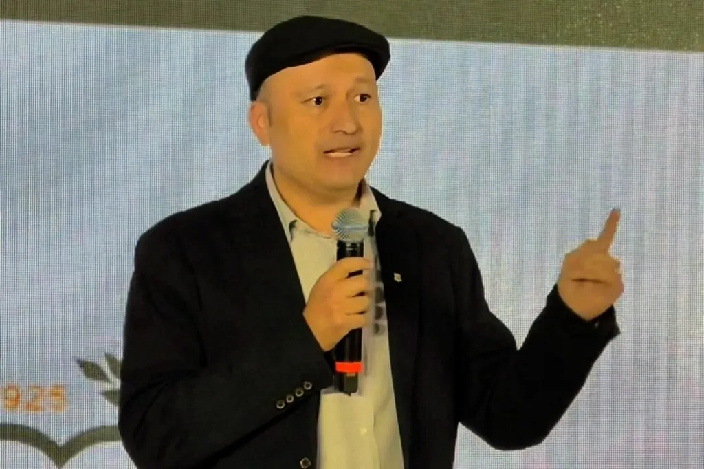 Edmundo Valladares asumiendo la presidencia del Club Social y Deportivo Colo-Colo.