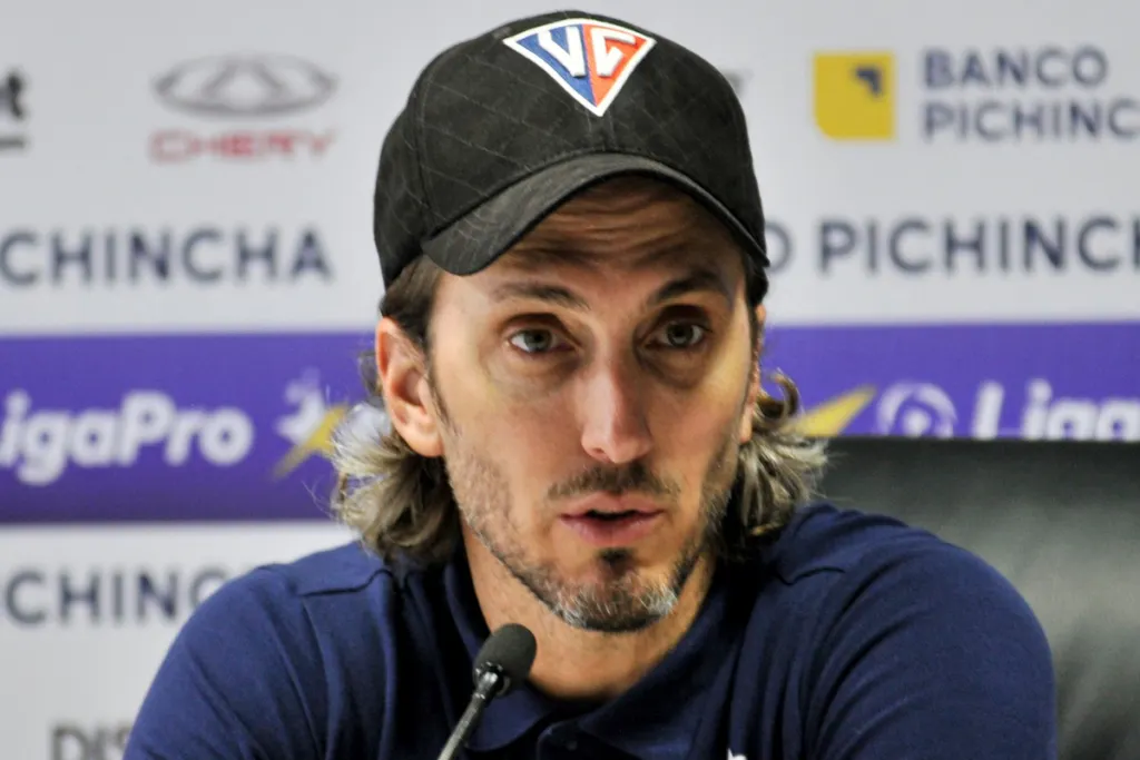Luis Zubeldía en plena conferencia de prensa en su rol como entrenador de Liga Universitaria de Quito.