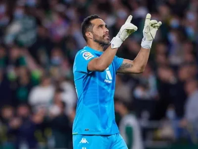 Claudio Bravo tendría vía libre para ser el arquero del Betis tras sorpresiva confesión de Rui Silva