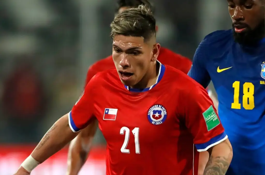 Primer plano a Carlos Palacios con la camiseta de la Selección Chilena.