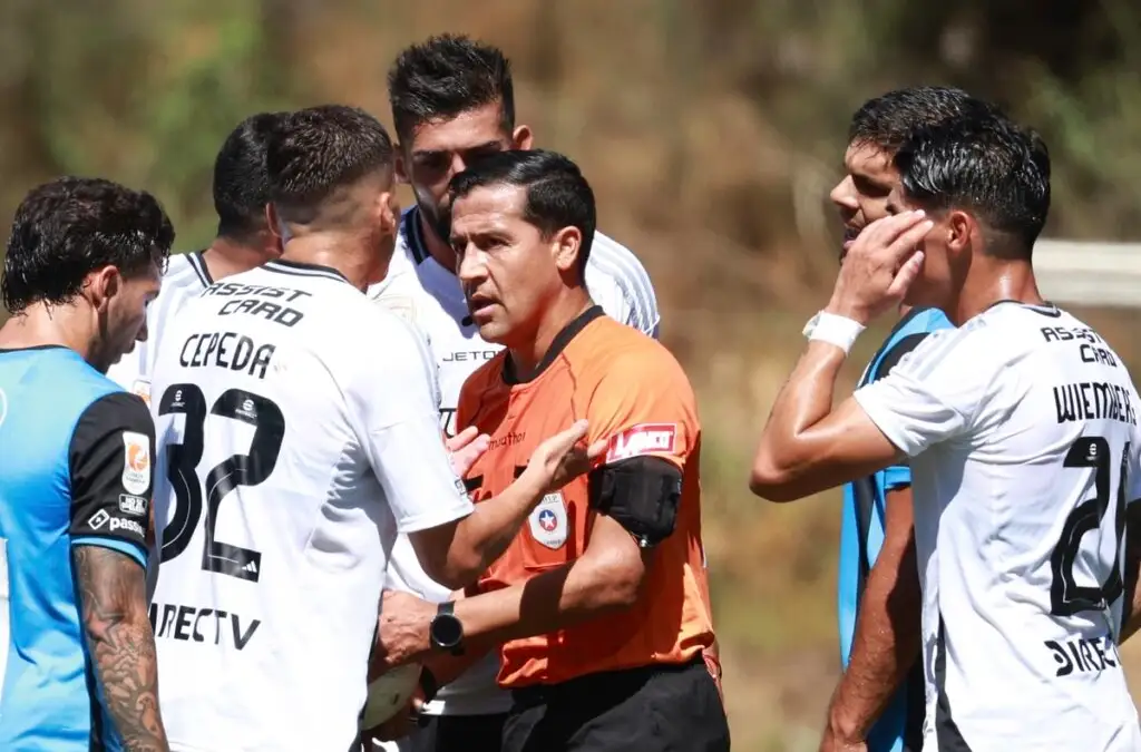 El réferi no dejó pasar la bienvenida de los hinchas a los jugadores. Foto: Eduardo Fortes/Photosport.