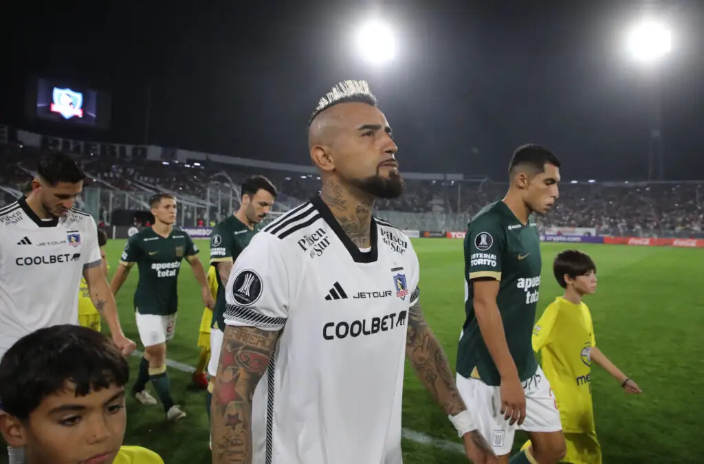 Arturo Vidal en el partido frente a Alianza Lima en el Estadio Monumental.