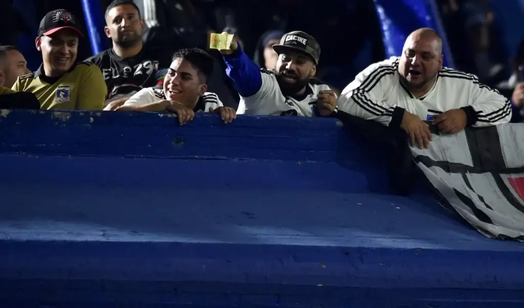 Hinchas de Colo-Colo burlándose de la situación económica en Argentina.