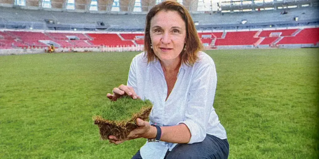 Maristela Kuhn cuenta con vasta experiencia sobre canchas de pasto.