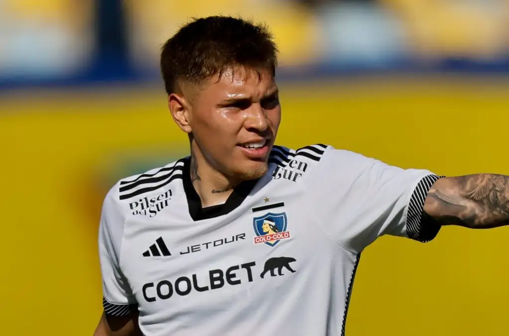 Lucas Soto enfrentando a Everton de Viña del Mar en el Estadio Sausalito.