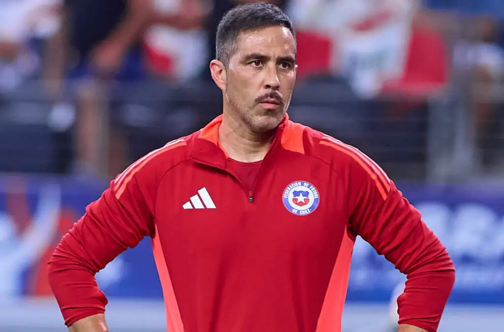 Jorge Almirón aprobó la llegada de Claudio Bravo.