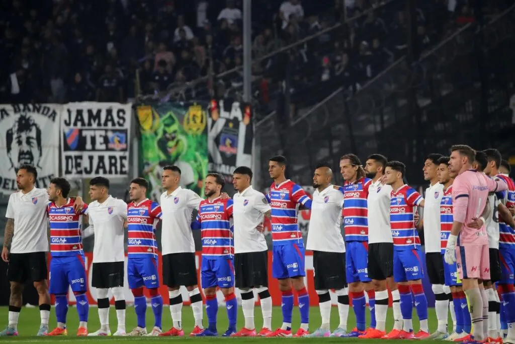 Colo-Colo y Fortaleza formados en el Estadio Monumental.