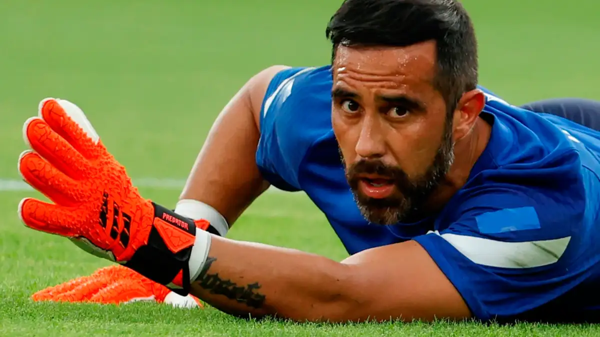 Claudio Bravo en el suelo en medio de un entrenamiento de portero.