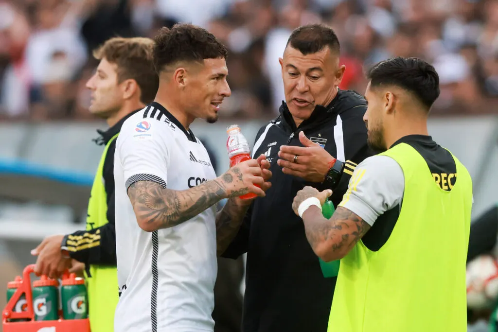 Jorge Almirón entregando instrucciones a Alan Saldivia y Marcos Bolados.