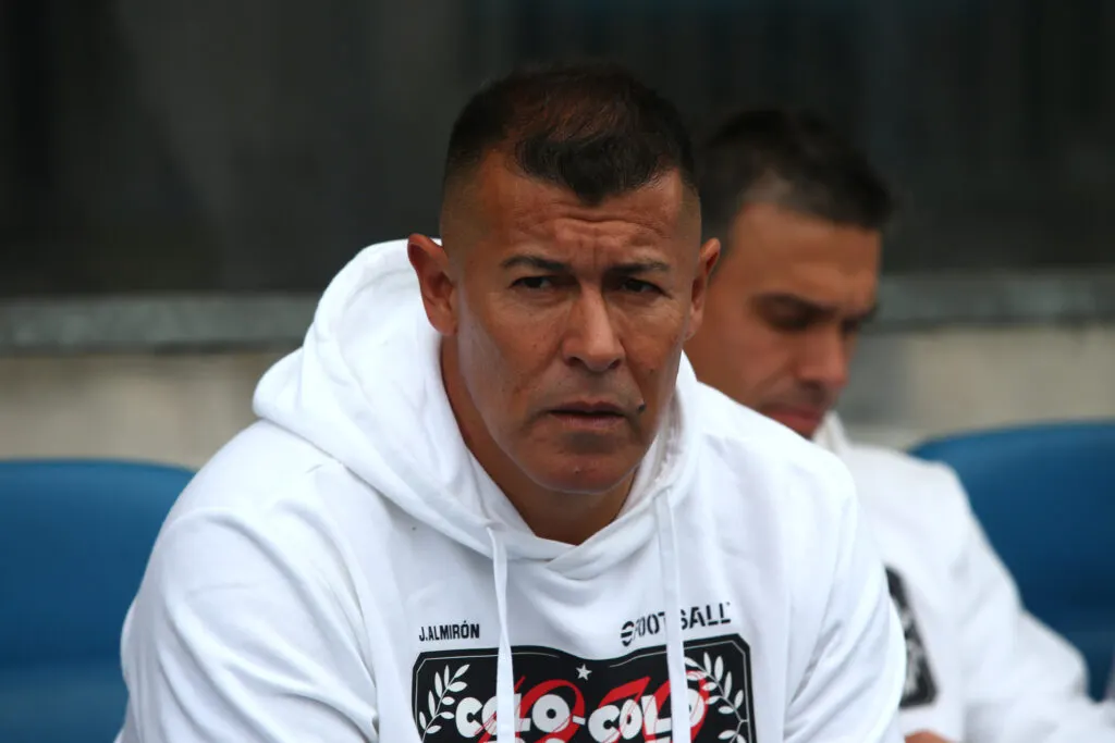 Primer plano al entrenador de Colo-Colo, Jorge Almirón