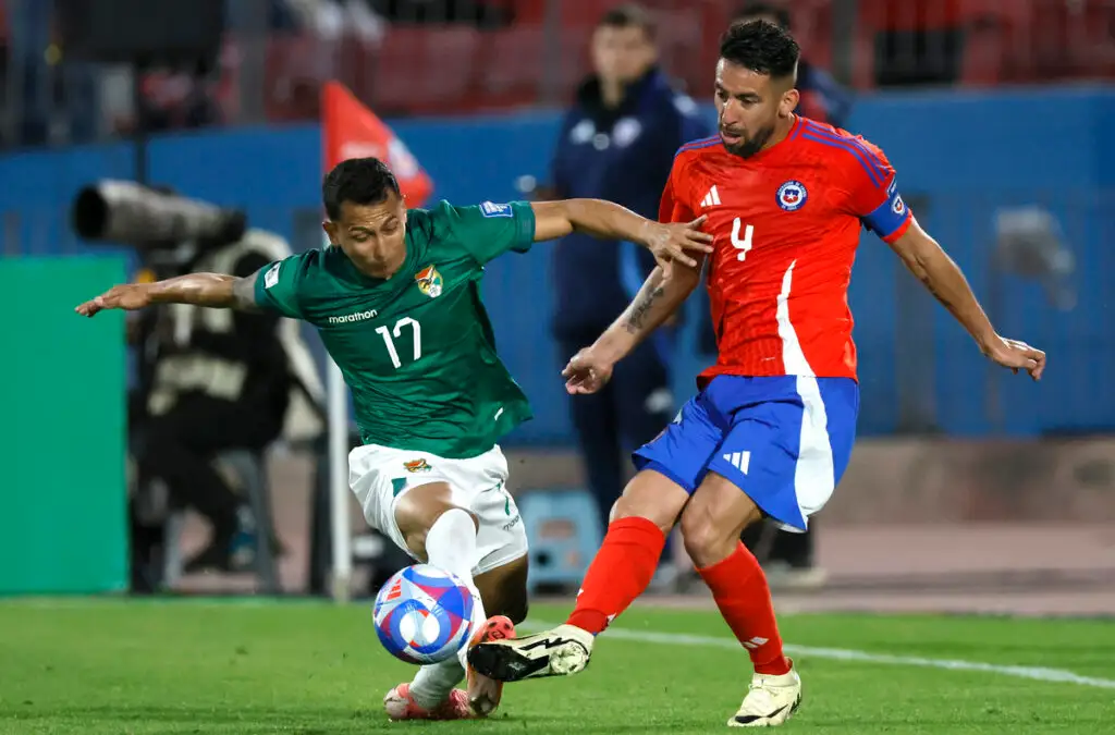 Mauricio Isla fue titular en la caída de Chile ante Bolivia.