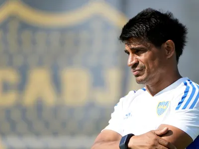 Suena un viejo conocido: Boca Juniors despide a su entrenador antes de enfrentar a Colo-Colo en Copa Libertadores