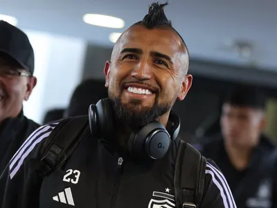 Las ilustres visitas que tuvo Colo-Colo antes de enfrentar a Racing: llegaron con regalos para Vidal