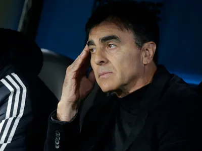Con mucho recorrido: Revelan el nombre del técnico que sondeó Colo-Colo para sustituir a Gustavo Quinteros en 2022