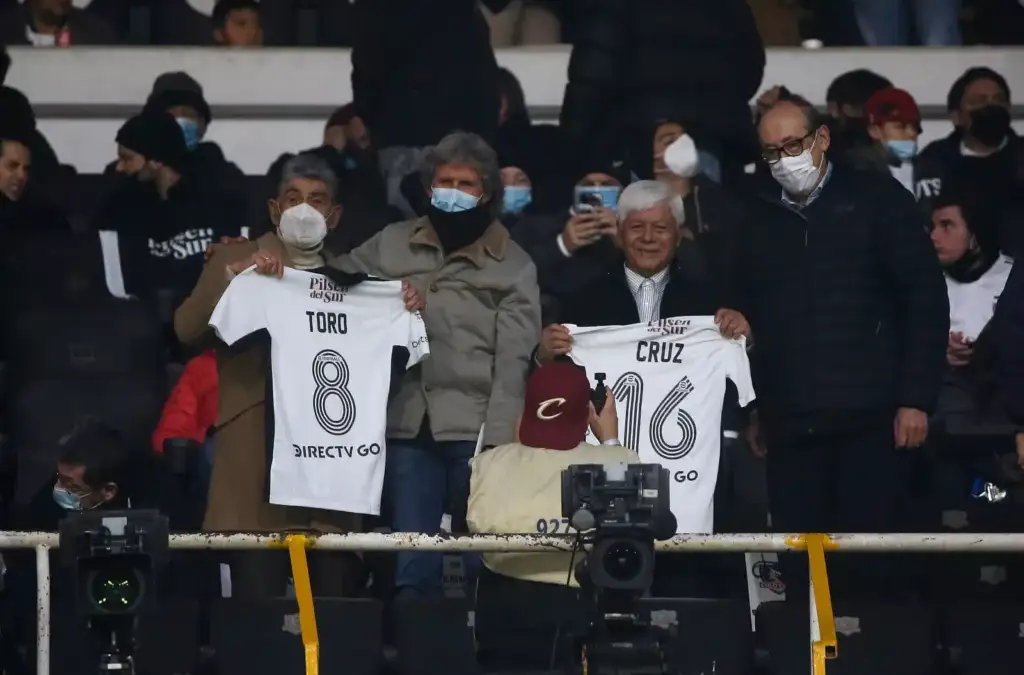 Reconocimiento a Jorge Toro y Humberto Cruz en el Estadio Monumental.