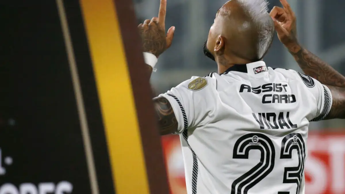 Arturo Vidal de espaldas y sus dos manos levantadas