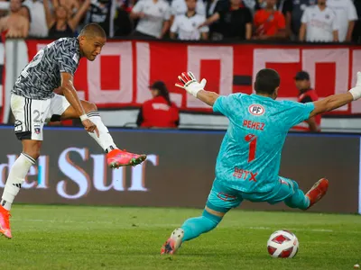[VIDEO] Así fue la milimétrica posición de adelanto de Leandro Benegas que impidió el gol de Colo-Colo