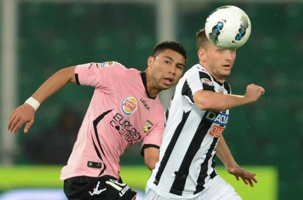 Carlos Labrín enfrentando a Juventus en la Serie A de Italia.