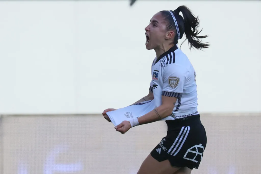 Javiera Grez celebrando un gol con la camiseta de Colo-Colo