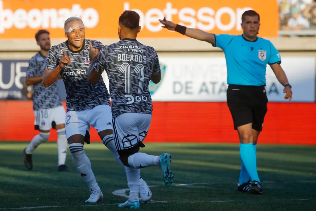 El árbitro Benjamín Saravia en el duelo de Colo-COlo
