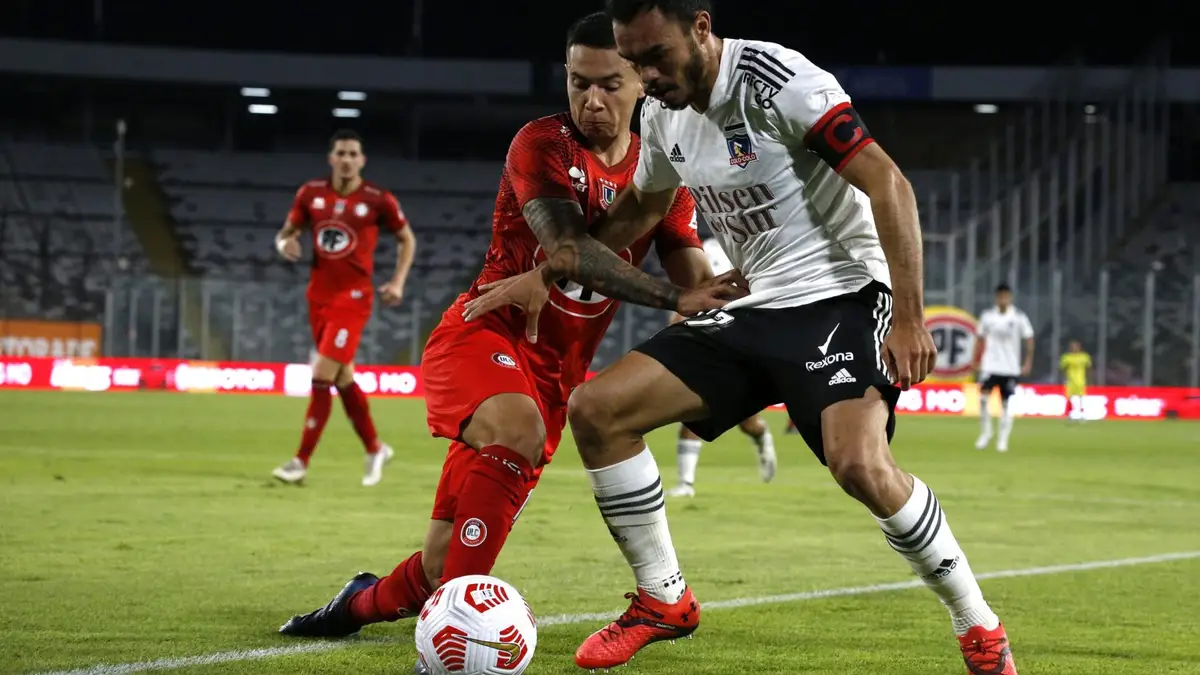 Futbol, Colo Colo vs Union La Calera. Fecha 1, campeonato Nacional 2021. El jugador de la Colo Colo Gabriel Suazo, derecha, disputa el balon con Matias Fernandez de Union La Calera durante el partido de primera division realizado en el estadio Monumental de Santiago, Chile. 27/03/2021 Andres Pina/Photosport Football, Colo Colo vs Union La Calera. First date, 2021 National Championship. Colo Colo’s player Gabriel Suazo, right, battles for the ball against Matias Fernandez of Union La Calera during the first division match held at the Monumental stadium in Santiago, Chile. 27/03/2021 Andres Pina/Photosport