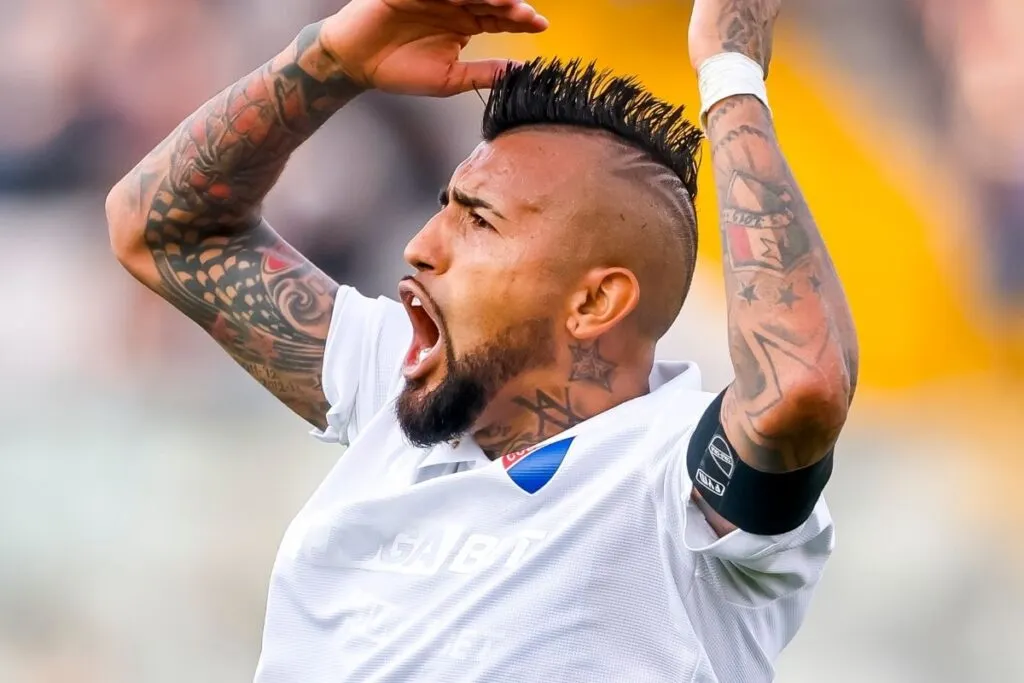 Arturo Vidal celebrando un gol con la camiseta centenario de Colo-Colo en el Estadio Monumental.