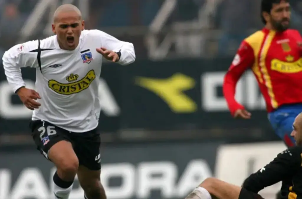 Humberto Suazo se molestó con Claudio Borghi durante un partido de Colo-Colo en 2006.