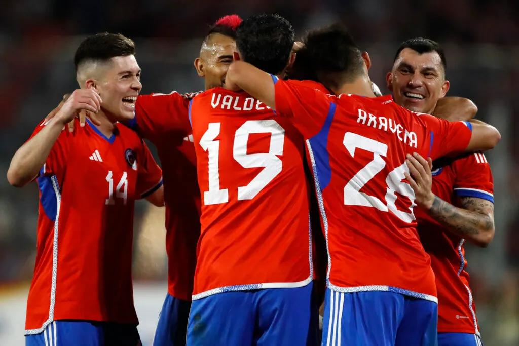 Futbolistas de la Selección Chilena se abrazan tras anotar un gol en el amistoso ante Paraguay durante la temporada 2023.