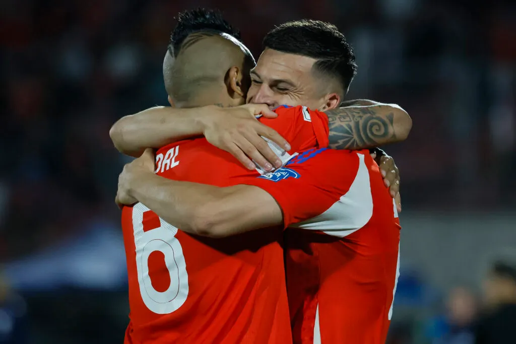 Arturo Vidal abrazando a Lucas Cepeda tras su gol con la Selección Chilena frente a Venezuela.