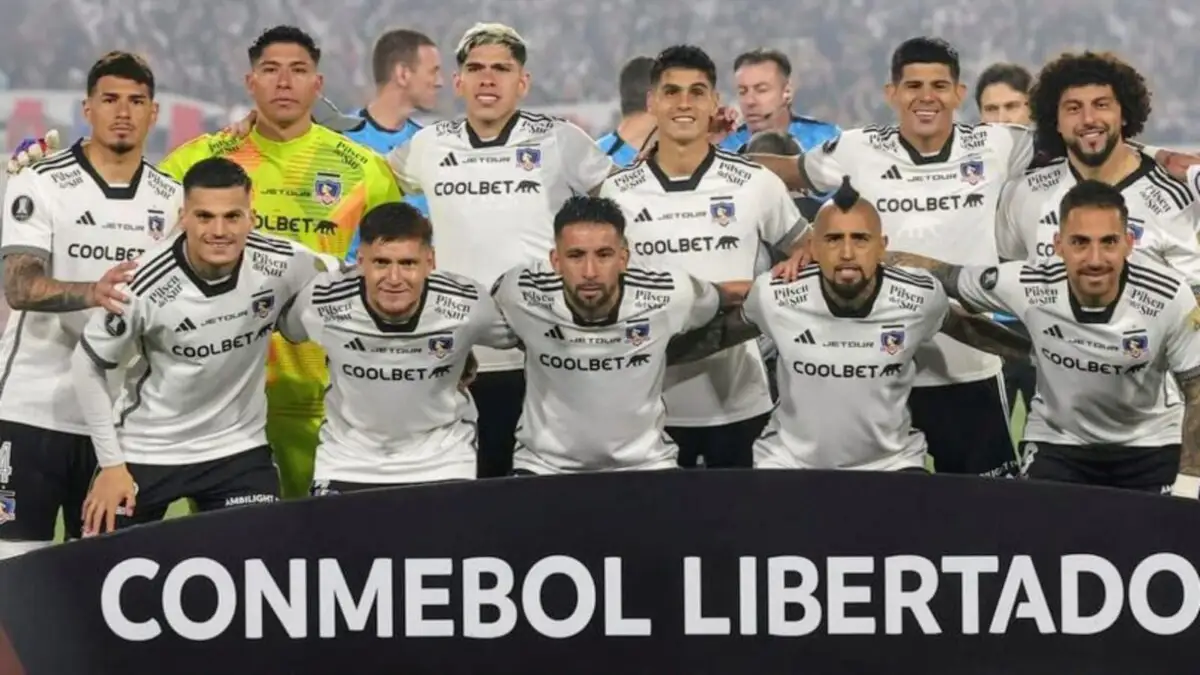Colo-Colo salta a la cancha del Mâs Monumental.
