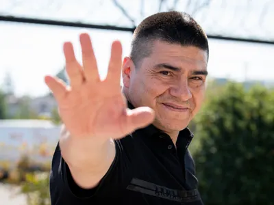 [Fotos y Videos]: Así fue la llegada de las primeras figuras en arribar a la despedida de Esteban Paredes