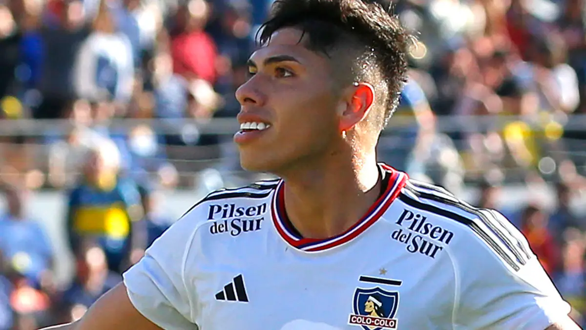 Carlos Palacios celebrando un gol con la camiseta de Colo-Colo.