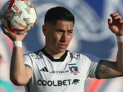 Pasó desapercibido: La sorpresiva posición que utilizó Óscar Opazo en el Superclásico frente a la U