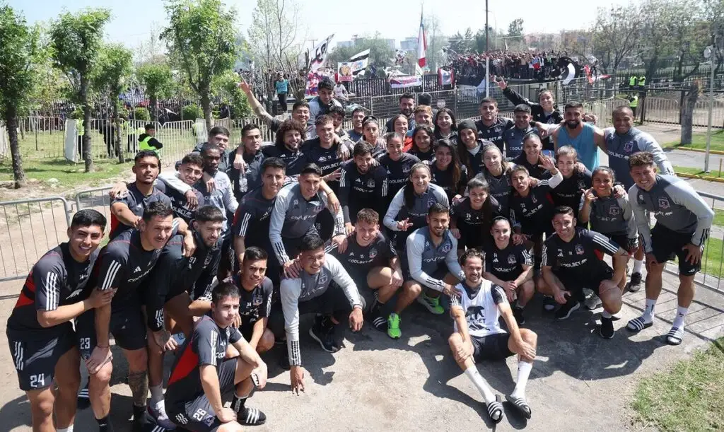 Hinchas de Colo-Colo realizaron Arengazo.