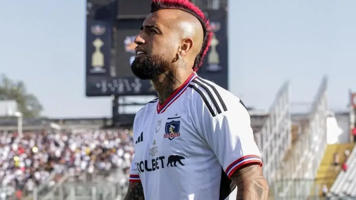 Arturo Vidal con camiseta de Colo-Colo.