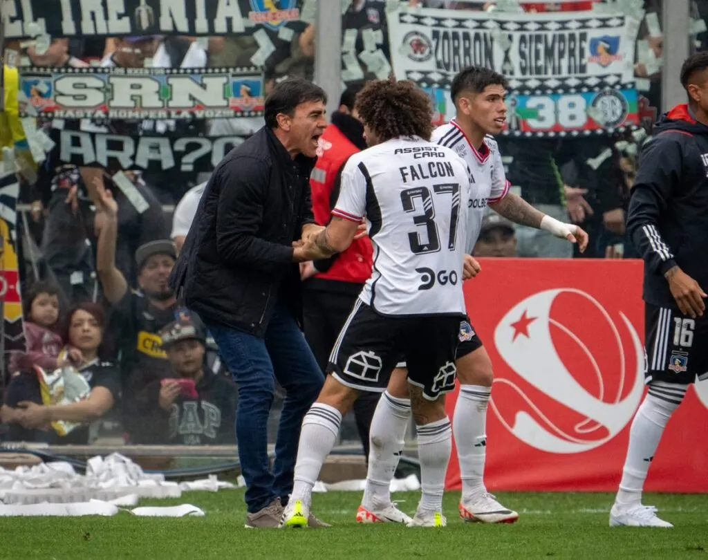 Gustavo Quinteros reteniendo a Maximiliano Falcón  para que no reciba la segunda amarilla en el partido de Colo-Colo vs Universidad Católica.