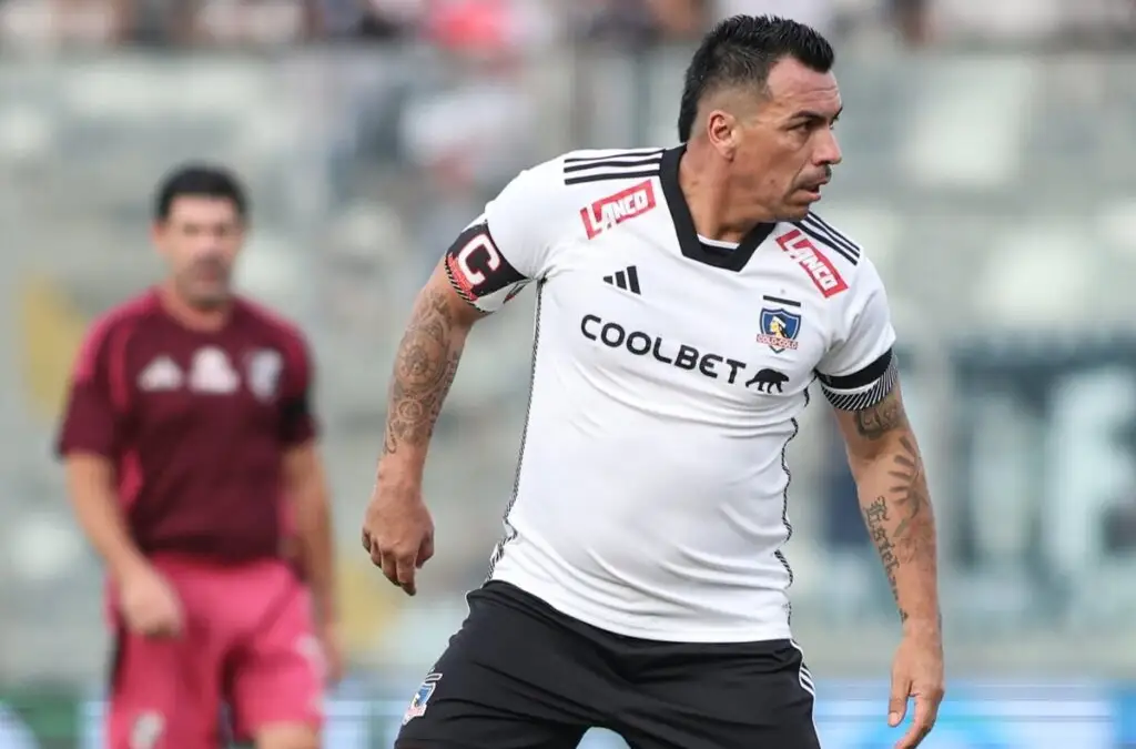 Esteban Paredes siendo observado atentamente por Marcelo Salas.