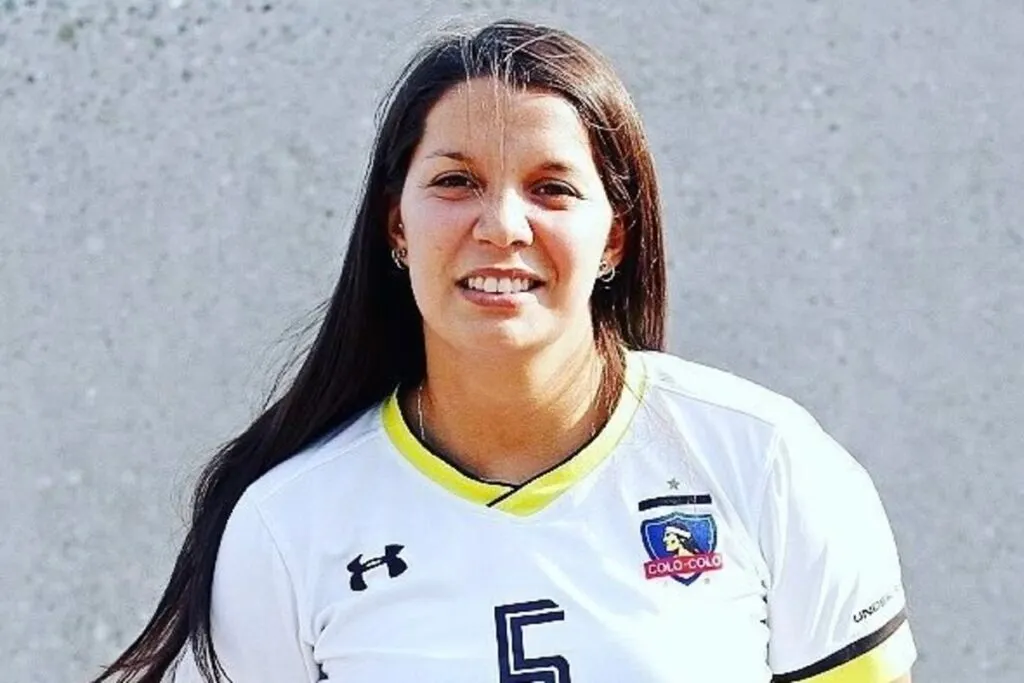 Araya con la camiseta de Colo-Colo.