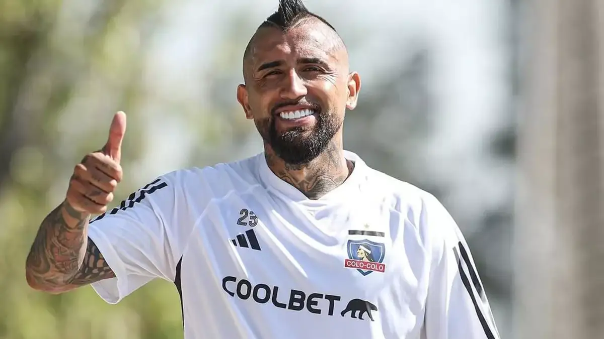 Primer plano a Arturo Vidal con camiseta de entrenamiento de Colo-Colo.