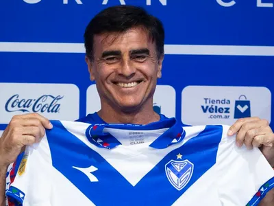 Gustavo Quinteros se mete en el camino de Colo-Colo por cotizado goleador uruguayo