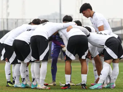 Jorge Almirón explica la razón tras ausencia de juveniles en el primer equipo de Colo-Colo: «Hay mucha…»