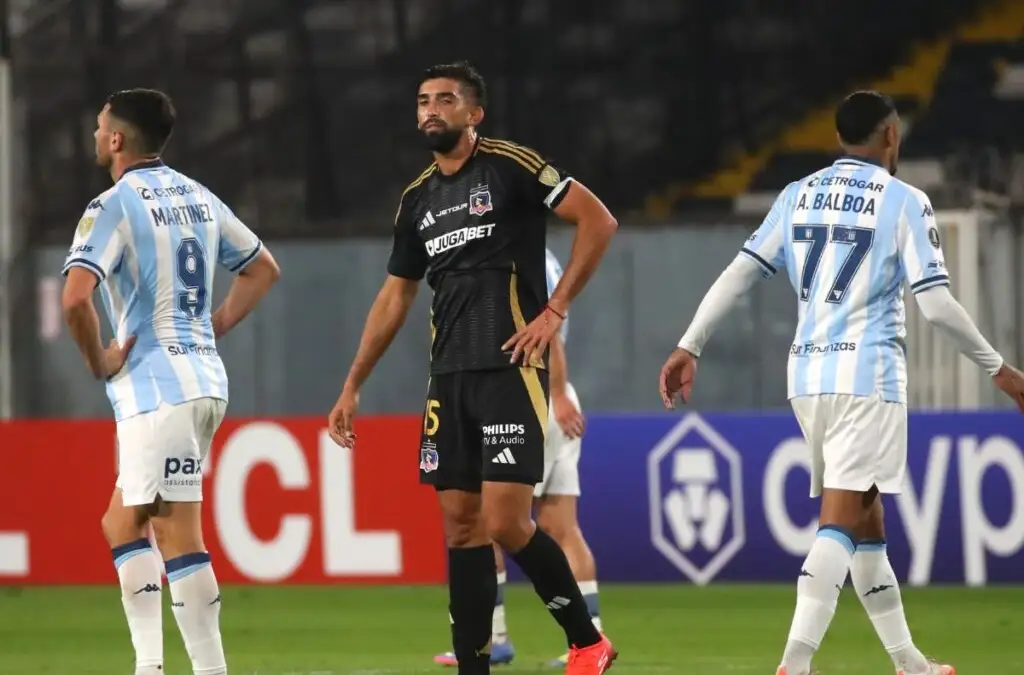 Todo se complica para Colo-Colo en Copa Libertadores tras la sanción de la Conmebol.