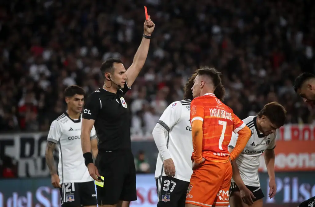 Cristian Insaurralde fue expulsado en el duelo entre Colo-Colo y Cobreloa.