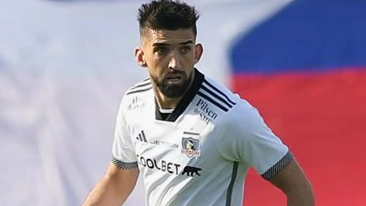 Emiliano Amor con camiseta de Colo-Colo.