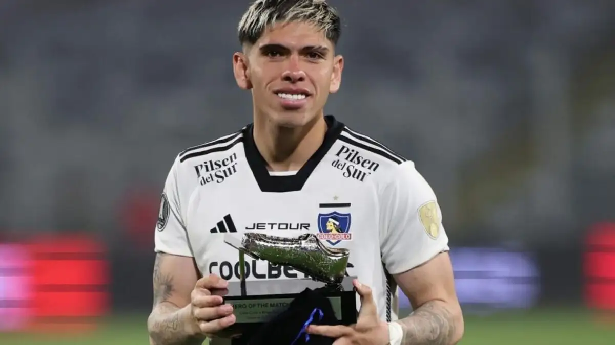 Johnny Herrera ningueó a Carlos Palacios por su rendimiento en 2024.