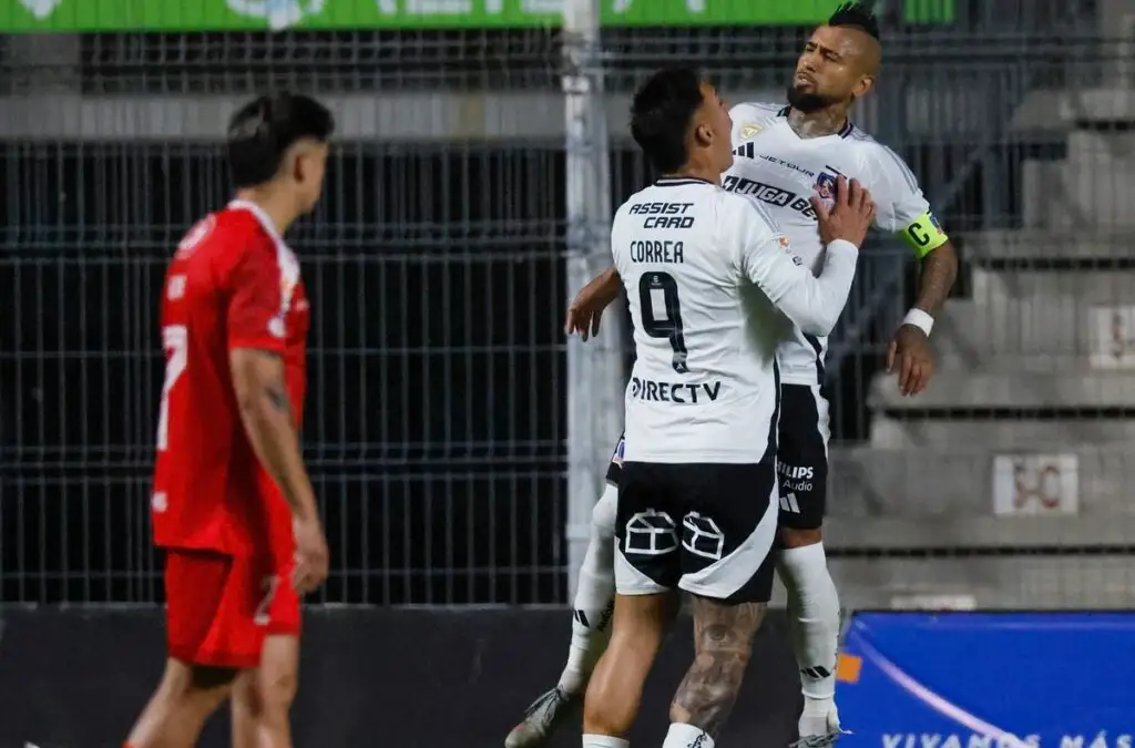 El atacante festejó el gol de Arturo Vidal que le dio el triunfo al Cacique. Foto: Andres Pina/Photosport.
