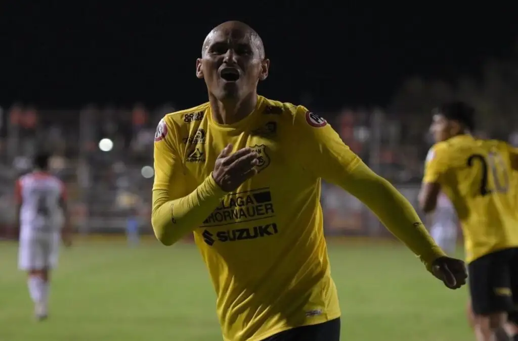 Humberto Suazo llegó a los 300 goles en su carrera.