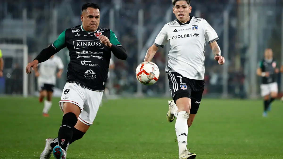 Futbol, Colo Colo vs Deportes Copiapo. Fecha 15, campeonato Nacional 2024. El jugador de Colo Colo Carlos Palacios, derecha, disputa el balon contra Nicolas Vargas de Deportes Copiapo durante el partido de primera division realizado en el estadio Monumental. Santiago, Chile. 02/06/2024 Felipe Zanca /Photosport Football, Colo Colo vs Deportes Copiapo. 15th turn, 2024 National Championship. Colo ColoÕs player Carlos Palacios, right, vies for the ball against Nicolas Vargas of Deportes Copiapo during the first division match at Monumental stadium. Santiago, Chile. 02/06/2024 Felipe Zanca /Photosport