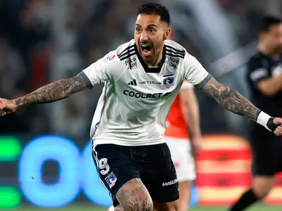 [VIDEO] Tras minutos de espera: Así fue la reacción de los hinchas de Colo-Colo al gol de Javier Correa